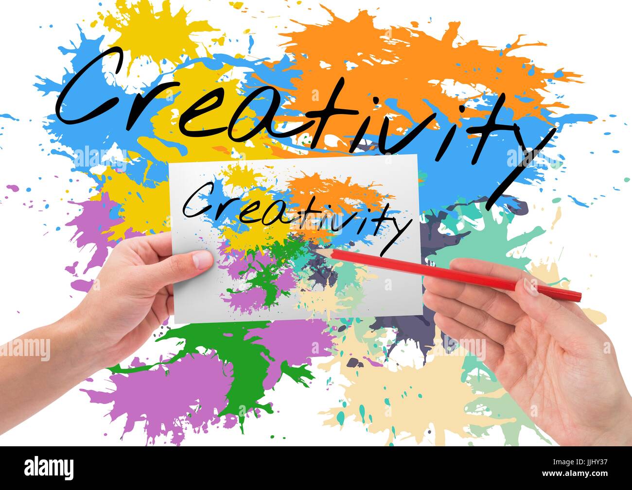 Kreativität (Text mit Farben). Hintergrund + Hände auf Papier zeichnen Stockfoto