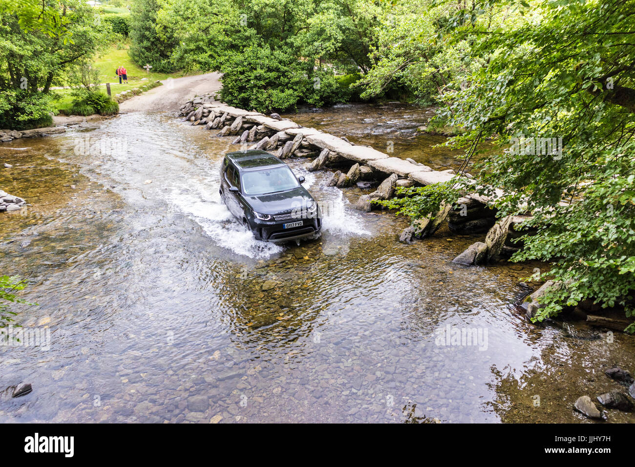 Ein Landrover Discovery, überqueren den Fluss Barle an der Furt neben Tarr Steps auf Exmoor National Park, Somerset UK Stockfoto