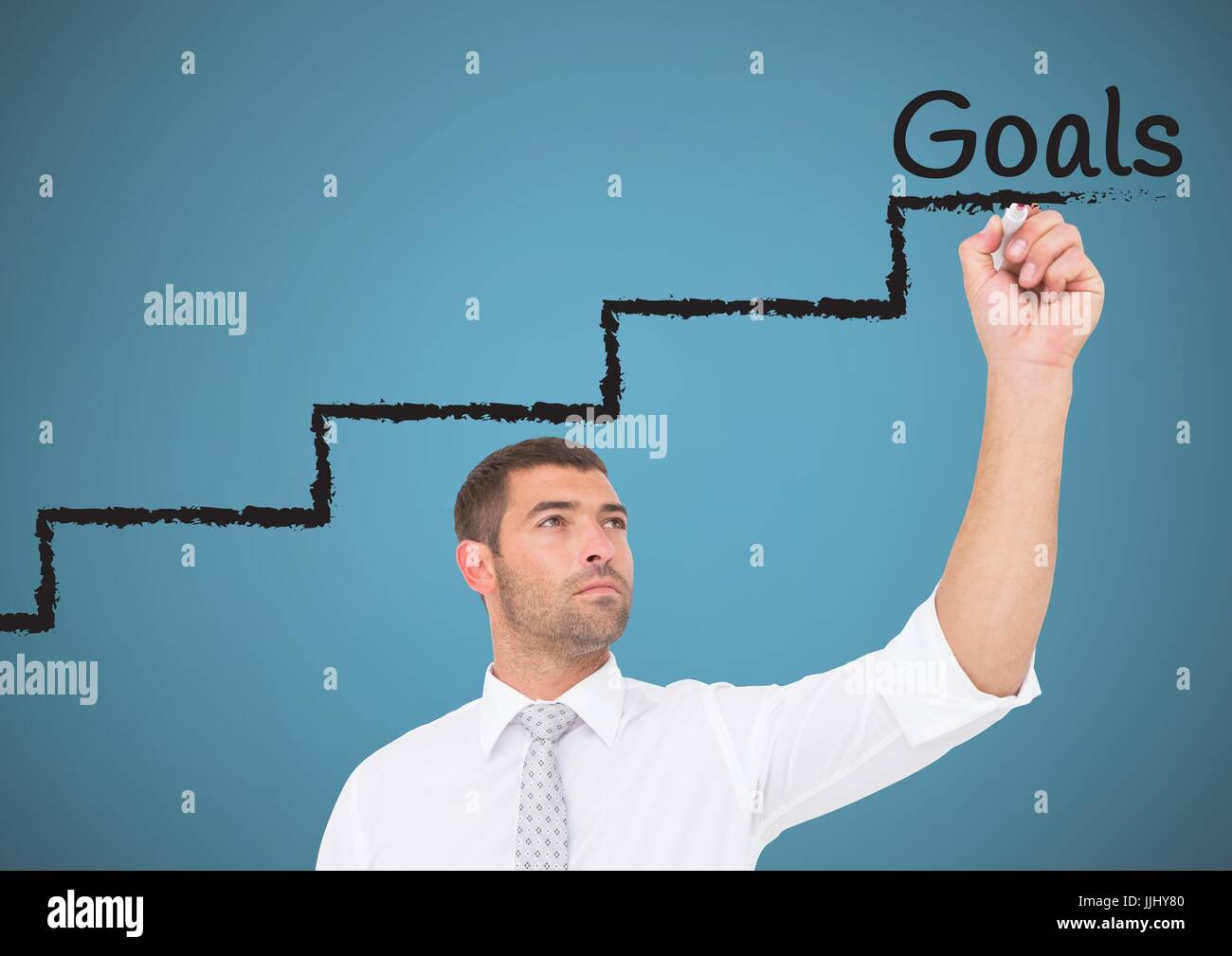 Junger Geschäftsmann schreiben Sie Ziele auf der nach oben an der Treppe. Stockfoto