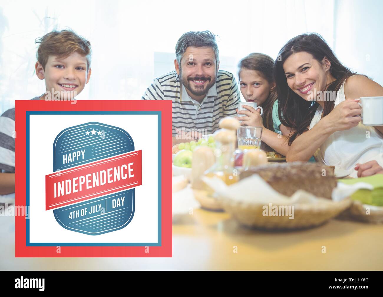Lächelnde Familie frühstücken für Independence day Stockfoto