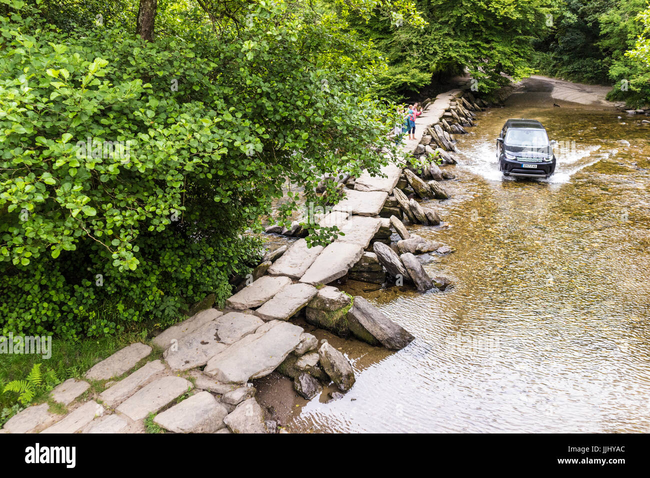 Ein Landrover Discovery, überqueren den Fluss Barle an der Furt neben Tarr Steps auf Exmoor National Park, Somerset UK Stockfoto