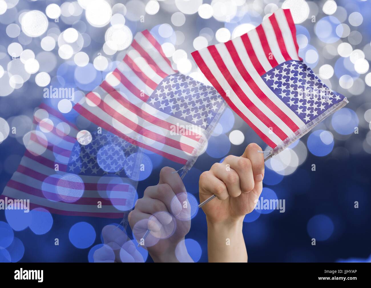 Hände halten amerikanische Flaggen vor glänzenden Hintergrund Stockfoto