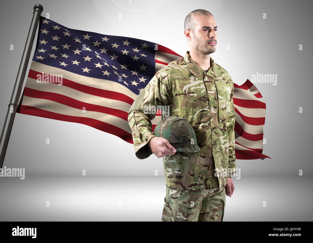 militärische Stellung gegen die amerikanische Flagge Stockfoto