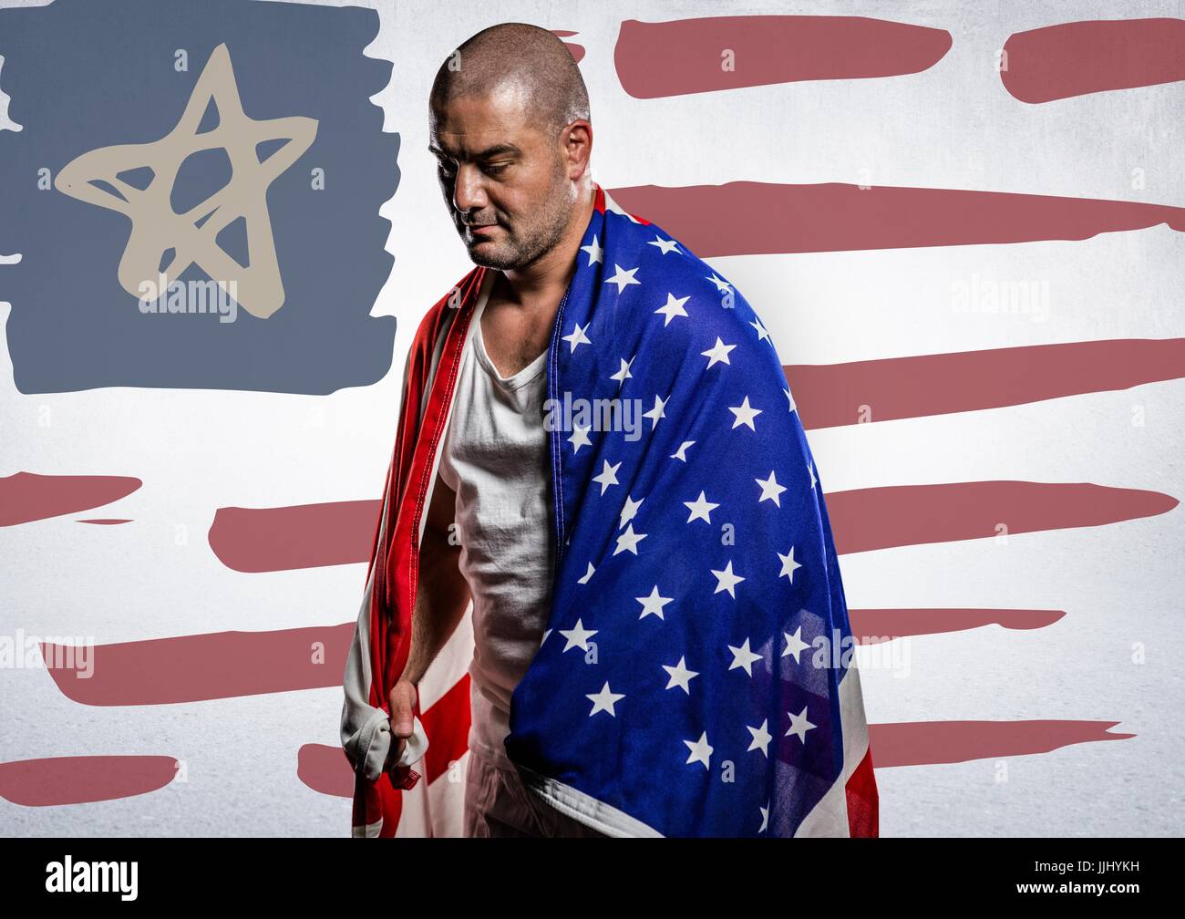 Mann in amerikanische Flagge gegen amerikanische Flagge Hand gezeichnet und weiße Wand gewickelt Stockfoto