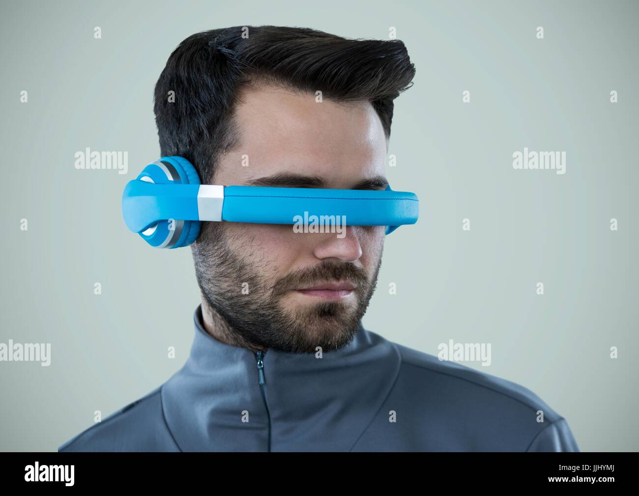 Mann in virtual-Reality-Kopfhörer vor hellen grauen Hintergrund Stockfoto
