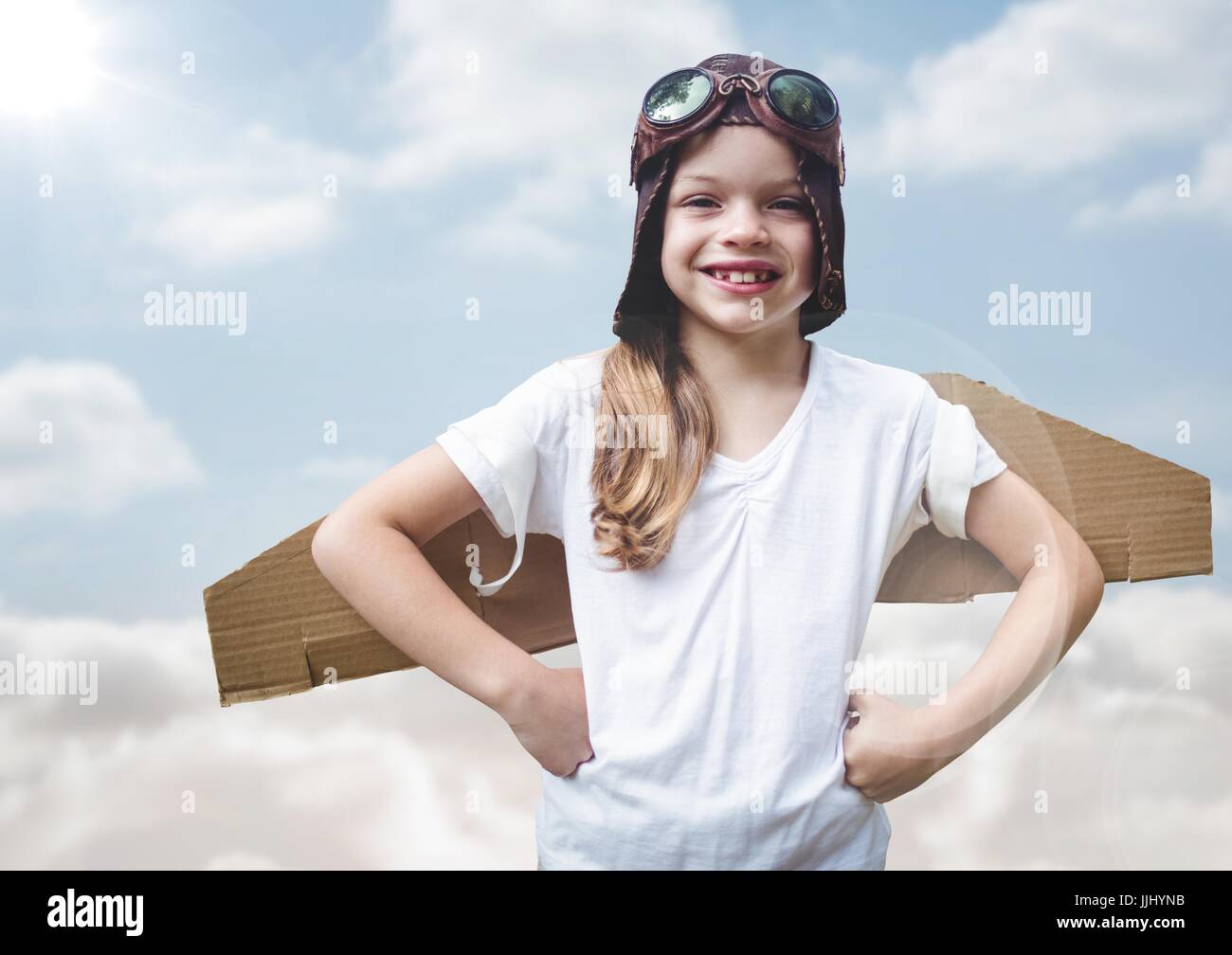 Mädchen in pilot Kostüm gegen Himmel mit flare Stockfoto