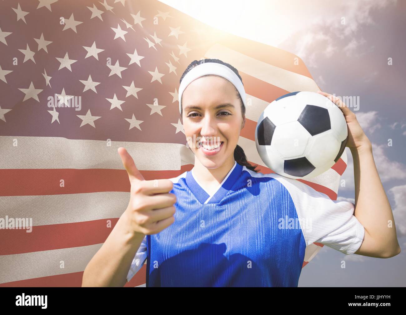 Daumen Sie hoch Frau-Football-Spieler gegen amerikanische Flagge flattern Stockfoto