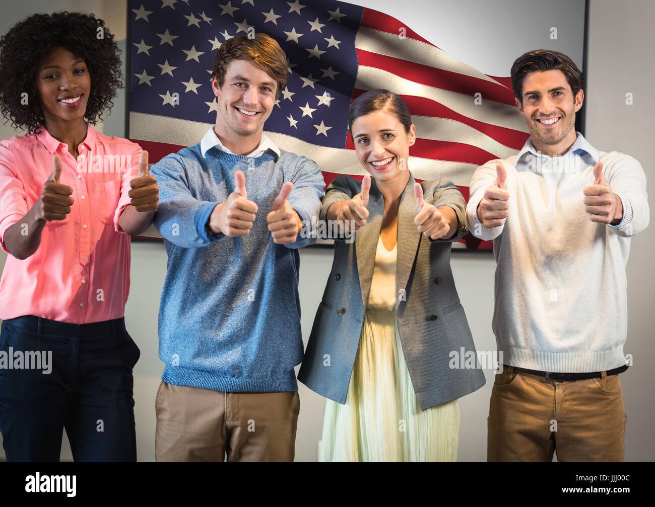 Kollegen mit Daumen gegen amerikanische Flagge Stockfoto