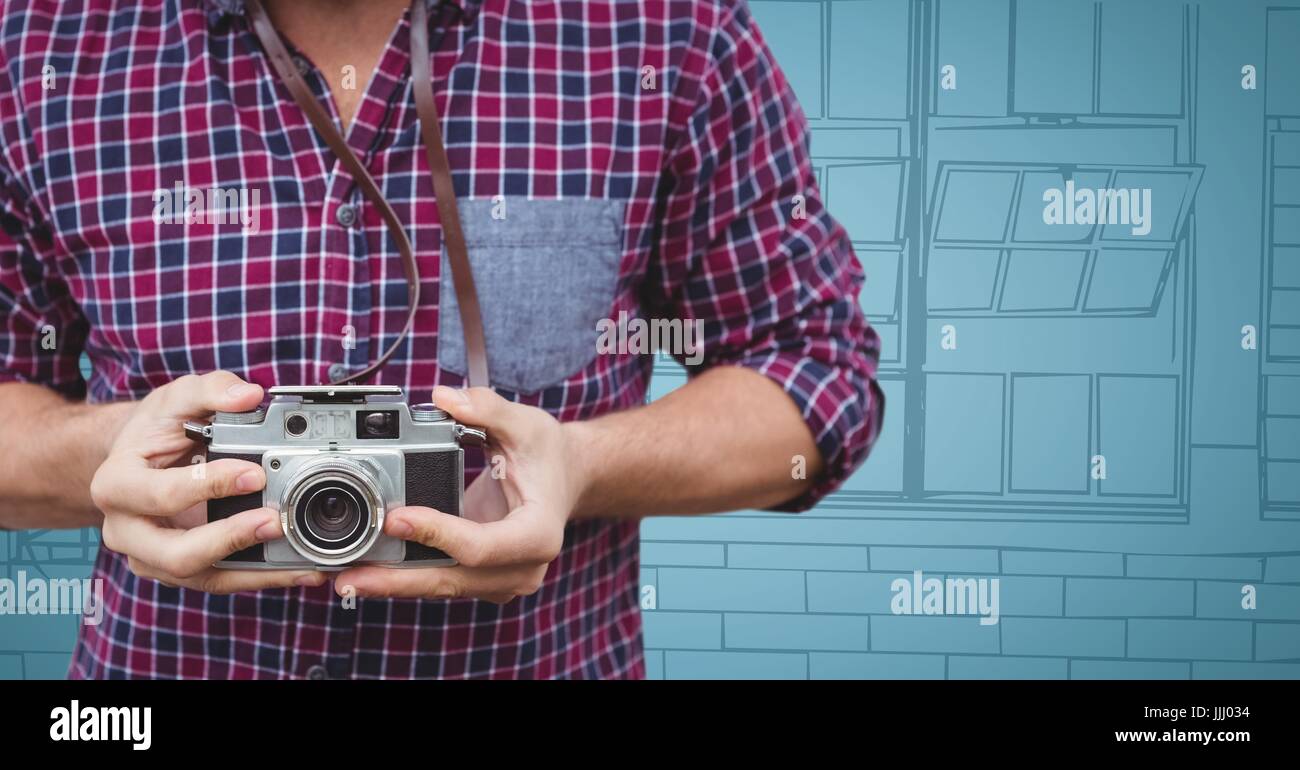 Tausendjährige Mann Mittelteil mit Kamera gegen blaue Hand gezeichnet windows Stockfoto