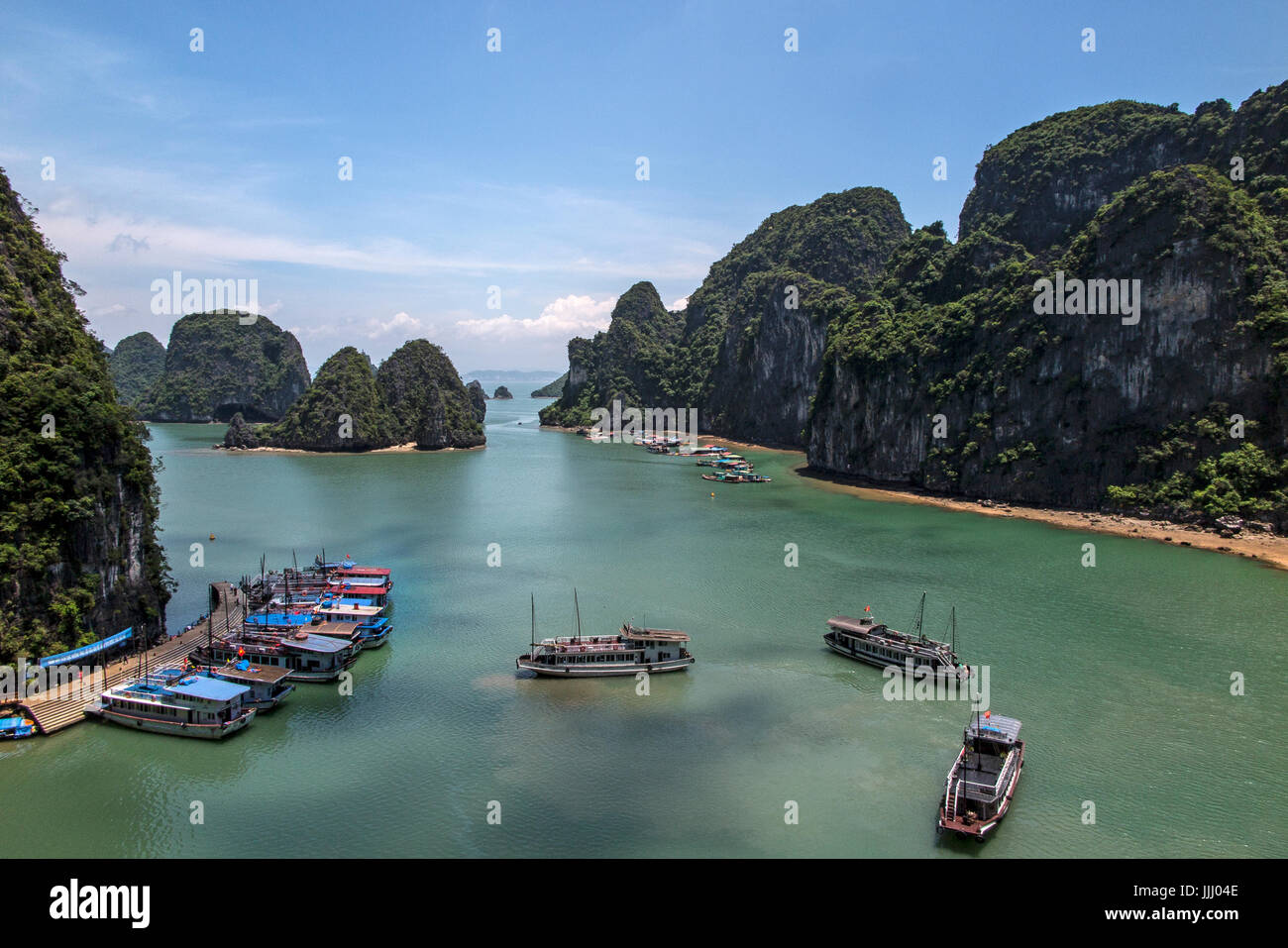 Malerische Aussicht auf die Halong Bucht Vietnam. Stockfoto