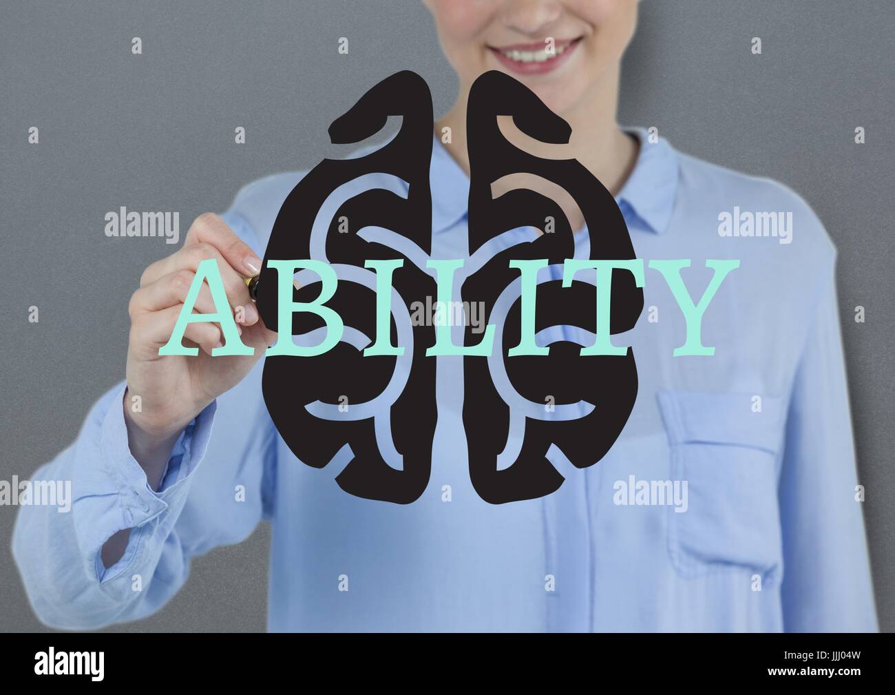 Fähigkeit (Text + Gehirn). Schrift auf dem Bildschirm durch junge Geschäftsfrau lächelnd Stockfoto