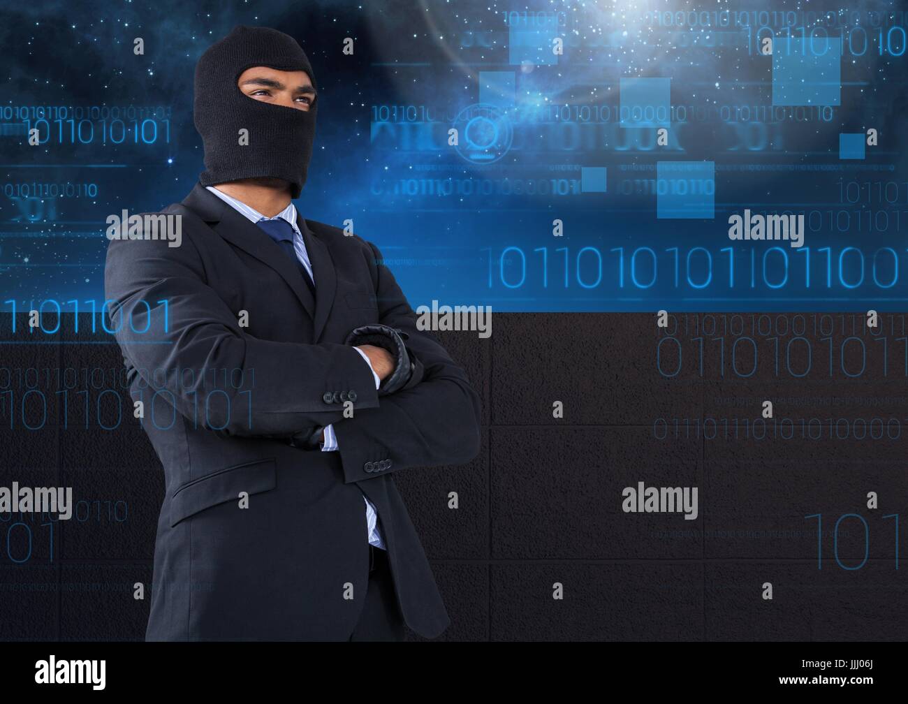 Business-Hacker mit Arme gekreuzt vor blauem Himmel Stockfoto