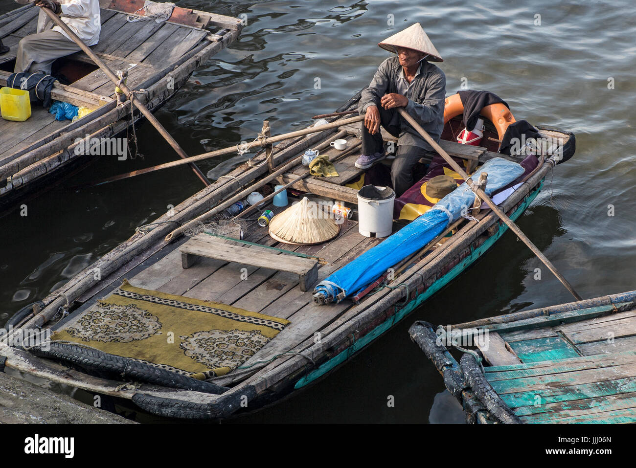 Halong Bay kleines Boottransport Vietnam Stockfoto