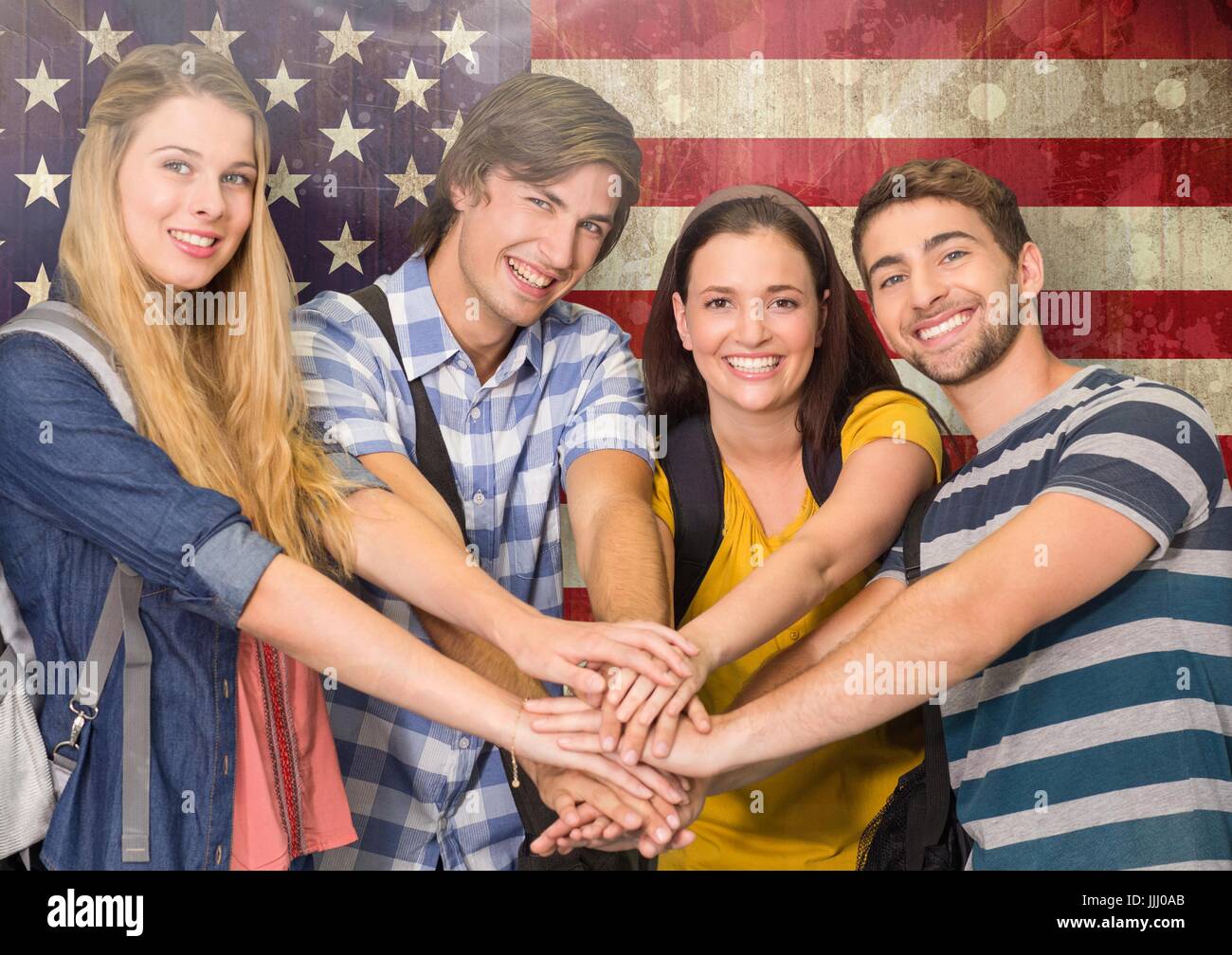 Freunde mit Händen gemeinsam gegen amerikanische Flagge Stockfoto