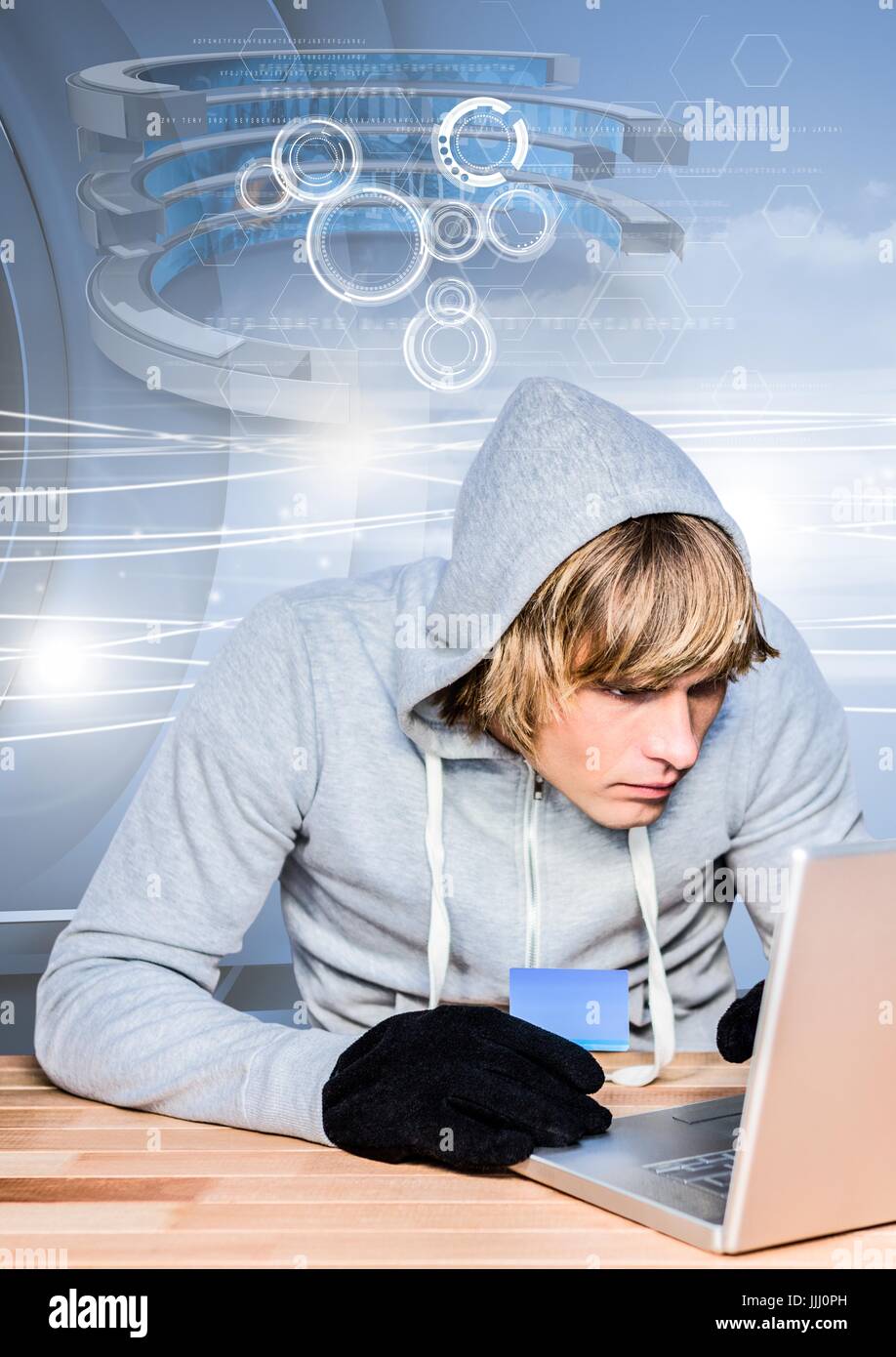 Hacker halten eine Kreditkarte, während mit einem laptop Stockfoto