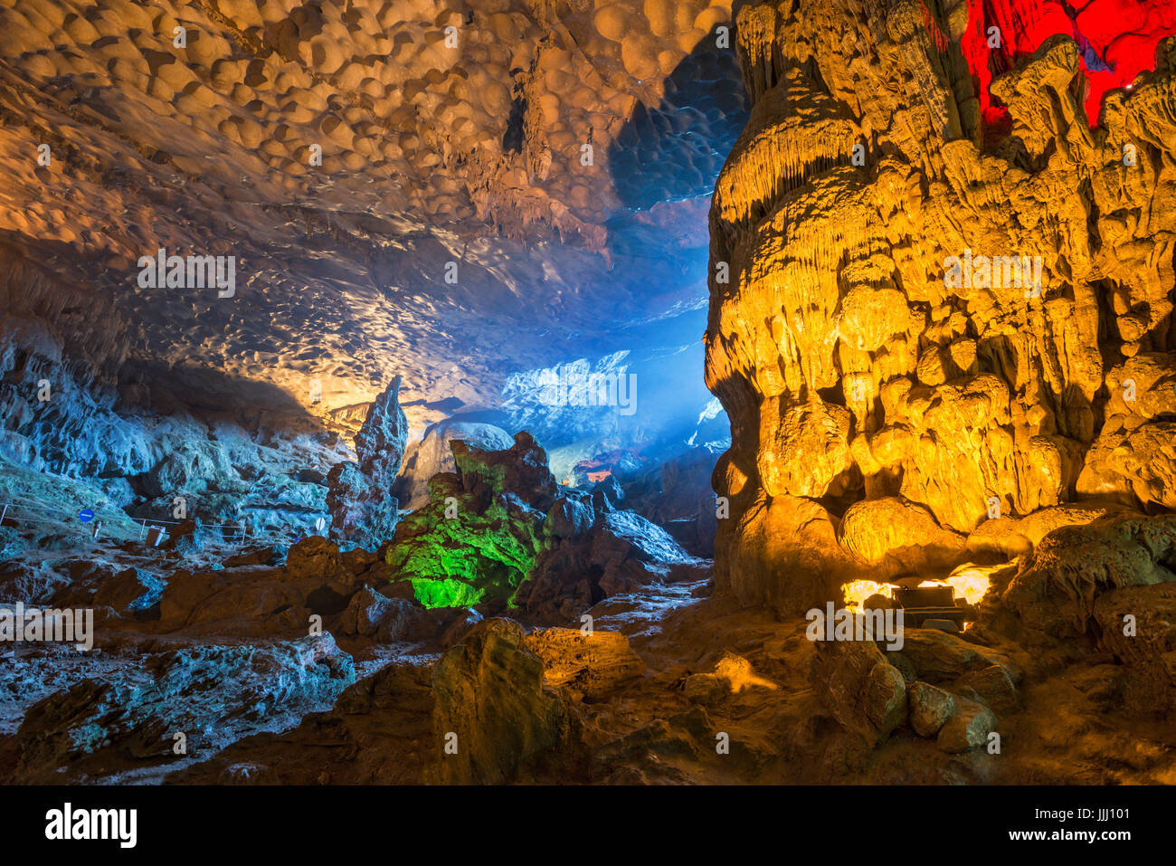 Malerische Aussicht auf die große Höhle Vietnam Halong-Bucht. Stockfoto