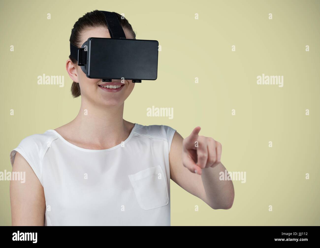 Frau in virtual-Reality-Kopfhörer gegen hellgrünen Hintergrund Stockfoto