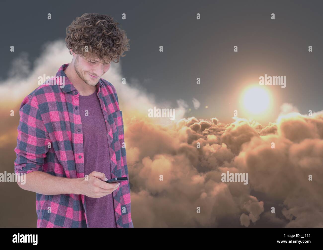 Lächelnder Mann SMS mit 3D Wolken und Sonne im Hintergrund Stockfoto
