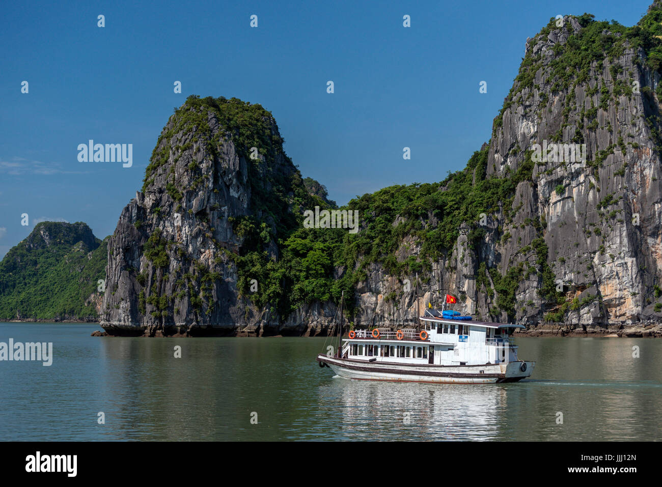 Malerische Aussicht auf die Halong-Bucht und Boot Kreuzfahrt, Vietnam. Stockfoto