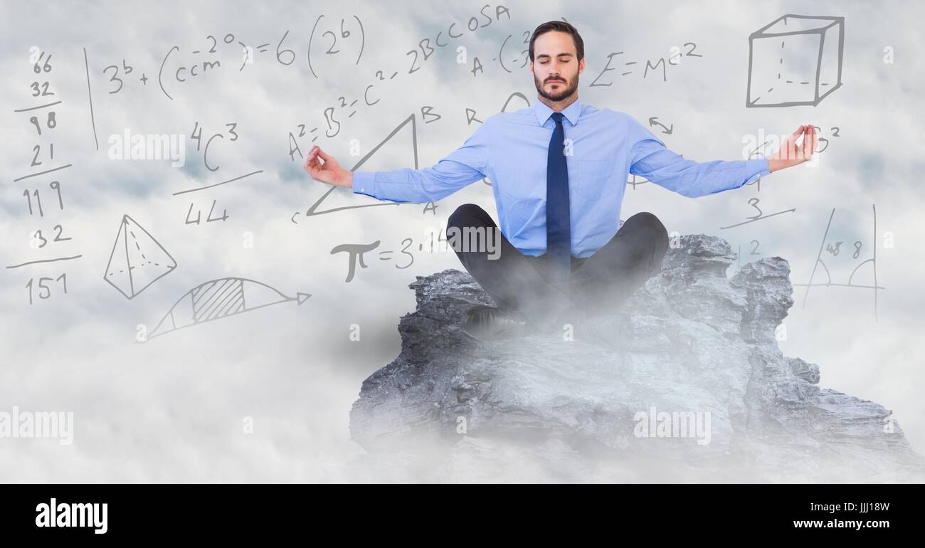 Geschäftsmann, meditieren auf Berggipfel unter Wolken gegen Mathematik doodles Stockfoto