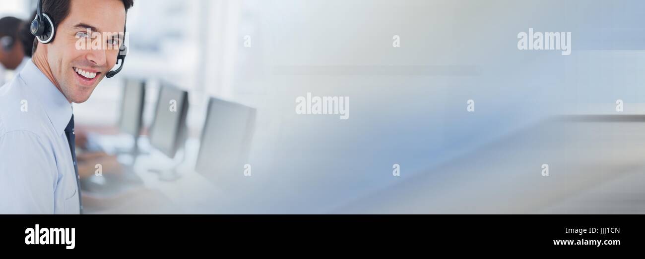 Call-Center-Mitarbeiter mit blauen und grauen Übergang Stockfoto