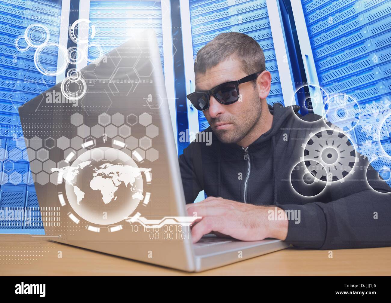 Hacker mit Sonnenbrille mit einem Laptop im Data center Stockfoto