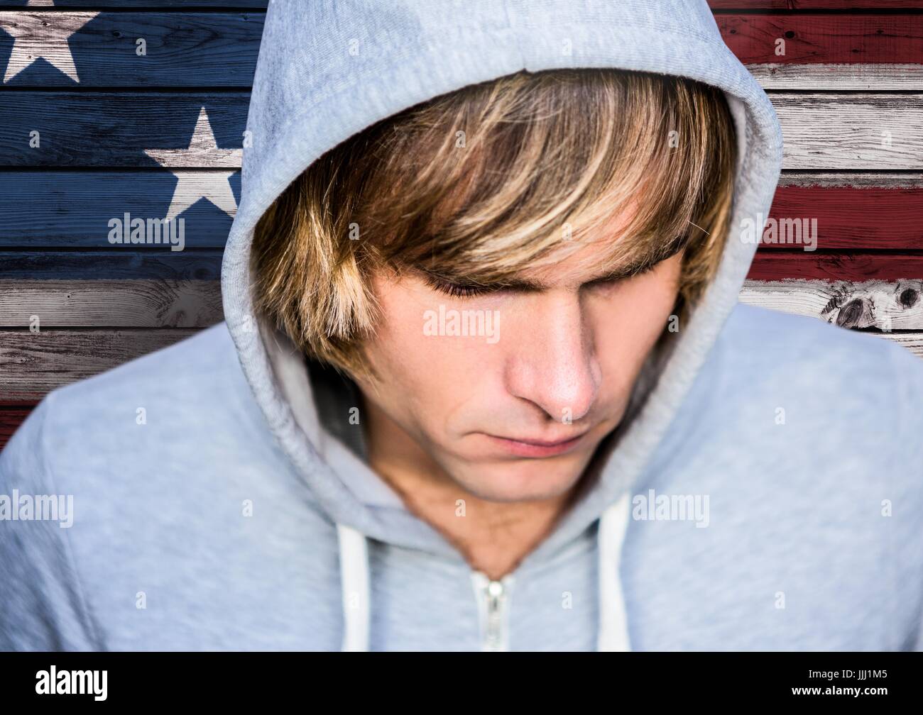 Nahaufnahme von blonden Haaren Mann vor amerikanische Flagge Stockfoto