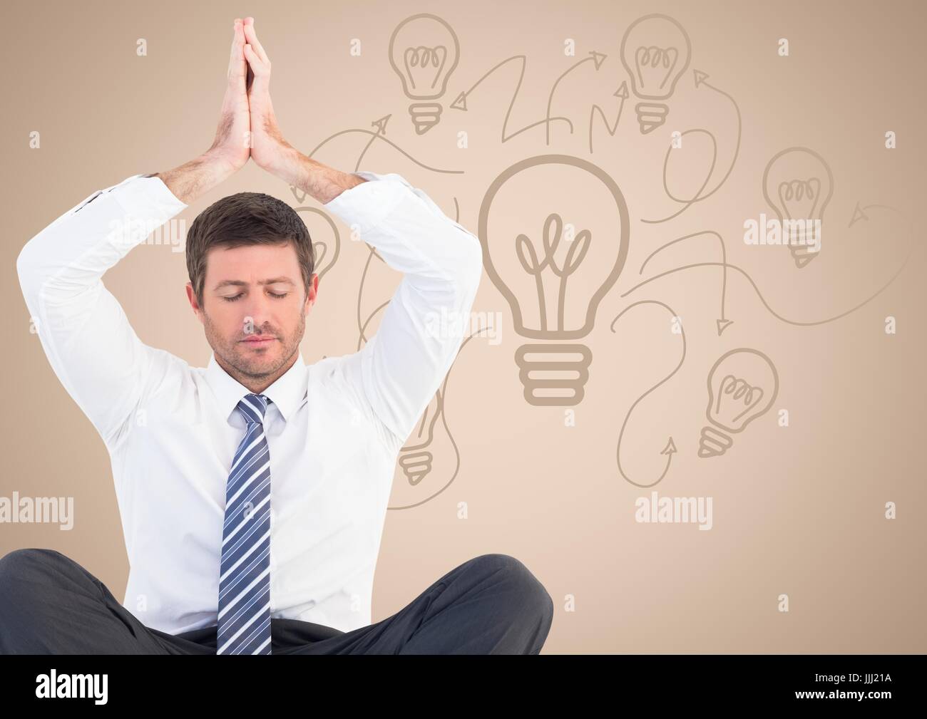 Geschäftsmann gegen cremefarbenen Hintergrund mit Glühbirne Doodle meditieren Stockfoto