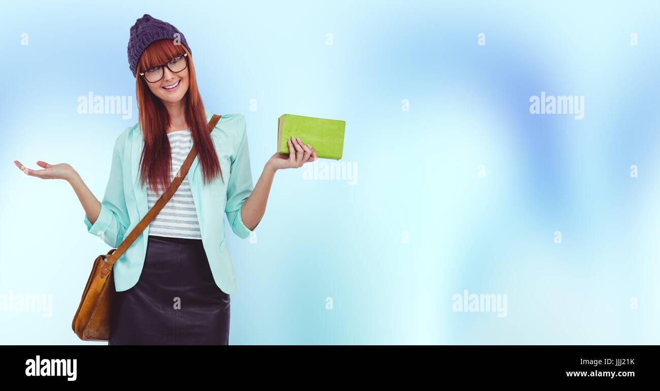 Student mit grünen Buch vor blauem Hintergrund Stockfoto