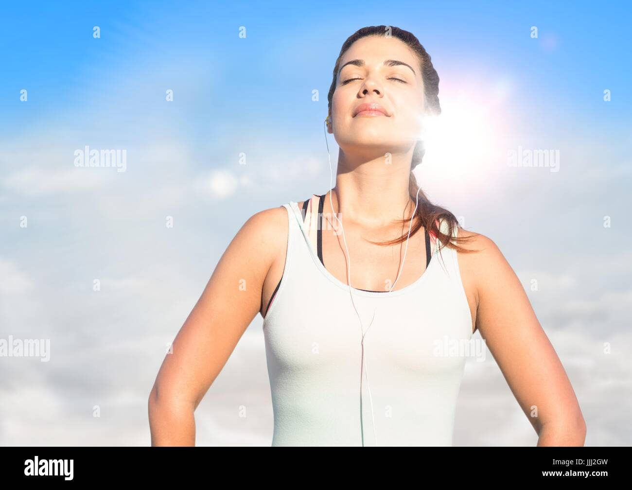 Frau Sonne gegen sonnigen Himmel mit flare Stockfoto