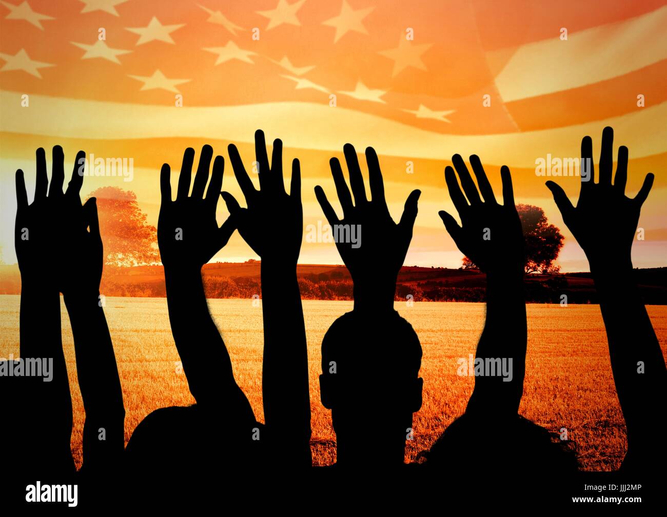 Silhouetten der Hände gegen die amerikanische Flagge und Sonnenuntergang Stockfoto