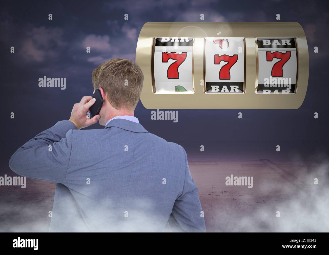 Rückseite des Mannes betrachten 3d Casino Spielautomat während auf Handy Stockfoto