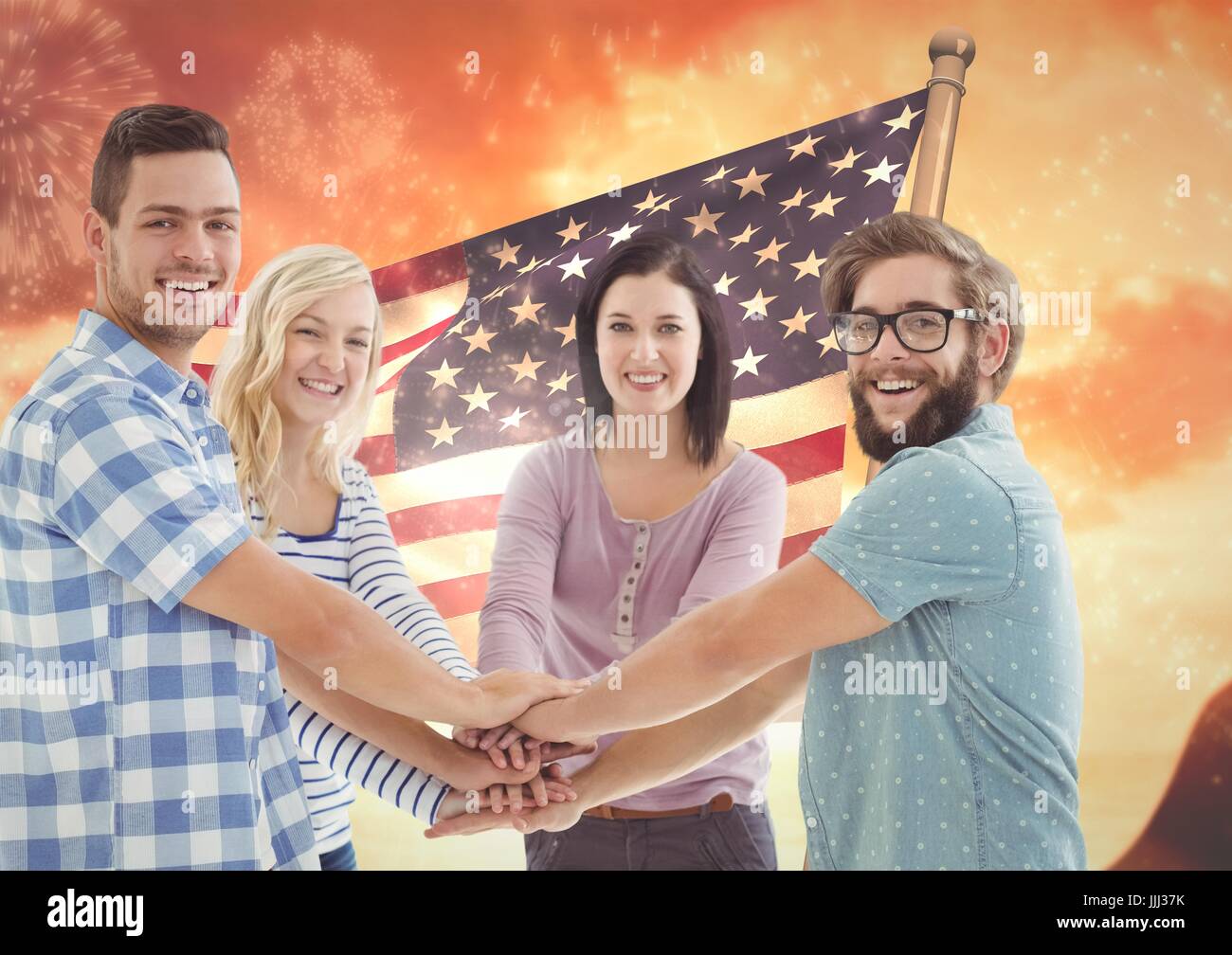 Freunde mit Händen gemeinsam gegen amerikanische Flagge Stockfoto
