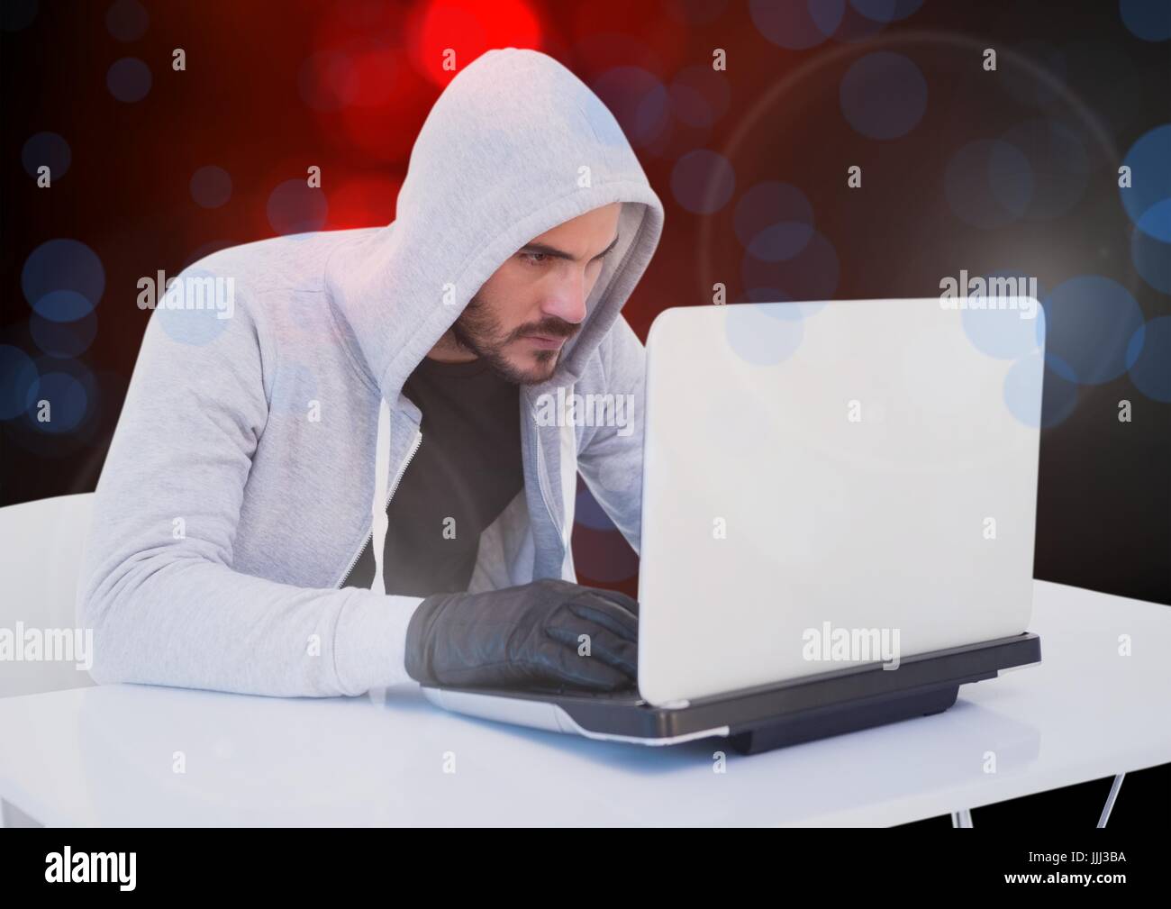 Hacker arbeiten am Laptop mit einem digitalen Hintergrund Stockfoto