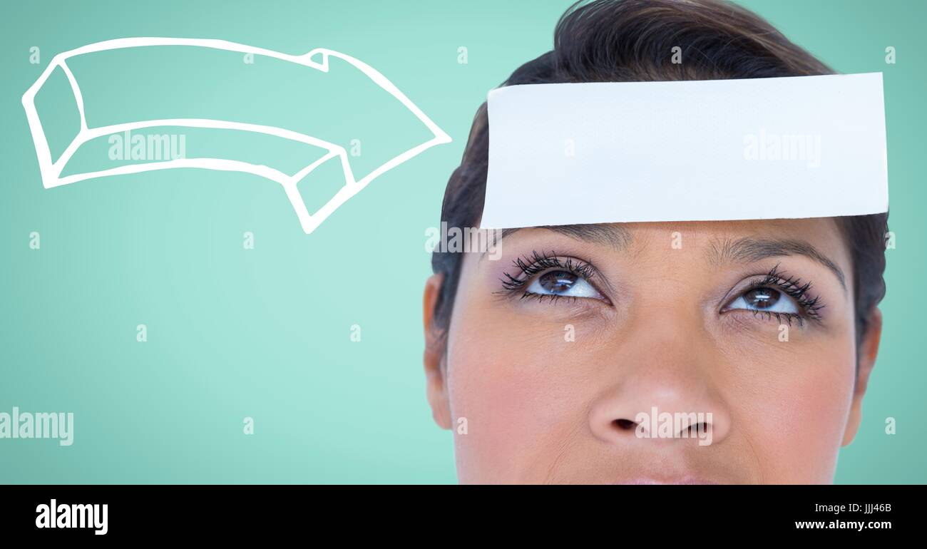 Frau mit 3d weißen Pfeil auf Karte auf Kopf Aqua Hintergrund Stockfoto