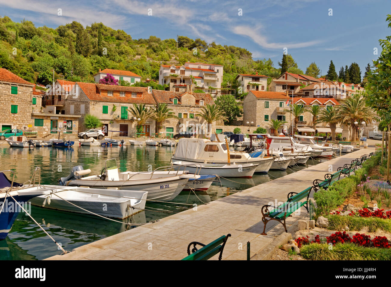 Stomorska-Dorf und Hafen auf der Insel Solta, Kroatien. Stockfoto