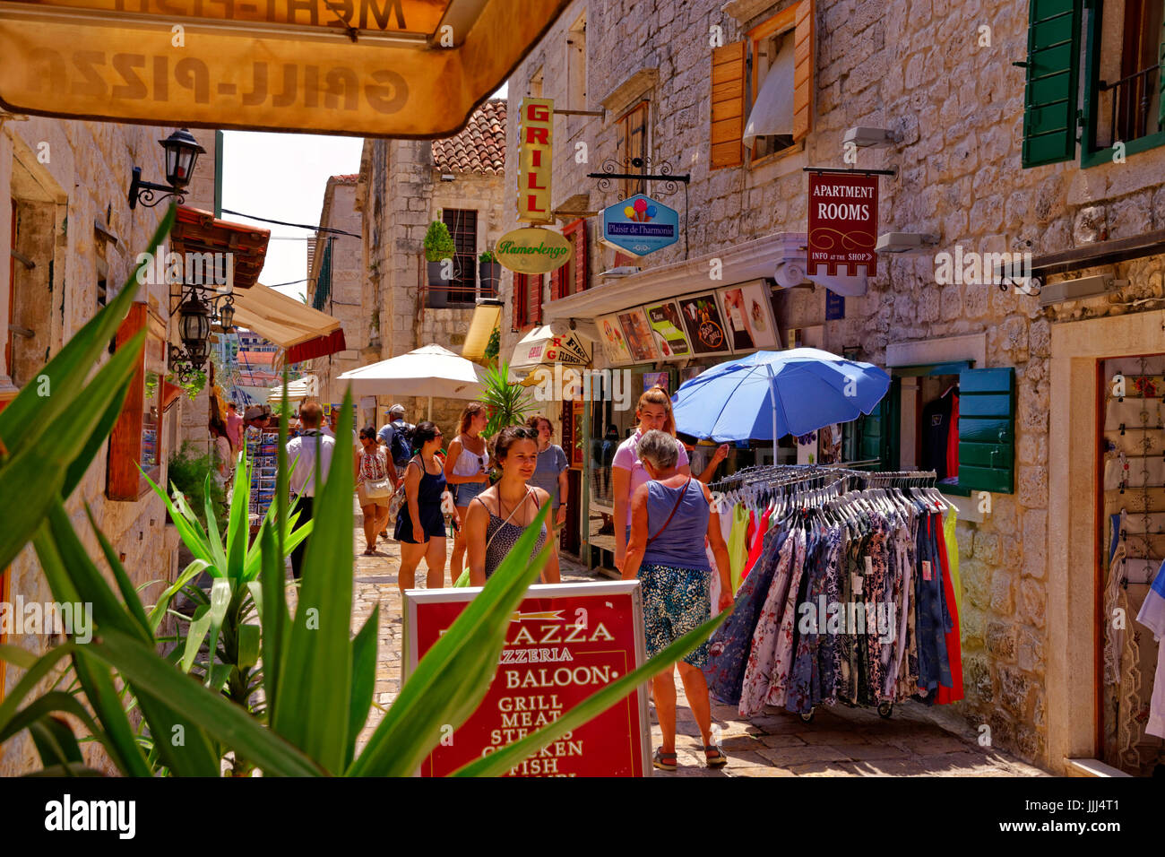 Shopper in den Gassen von Trogir, Kroatien. Stockfoto