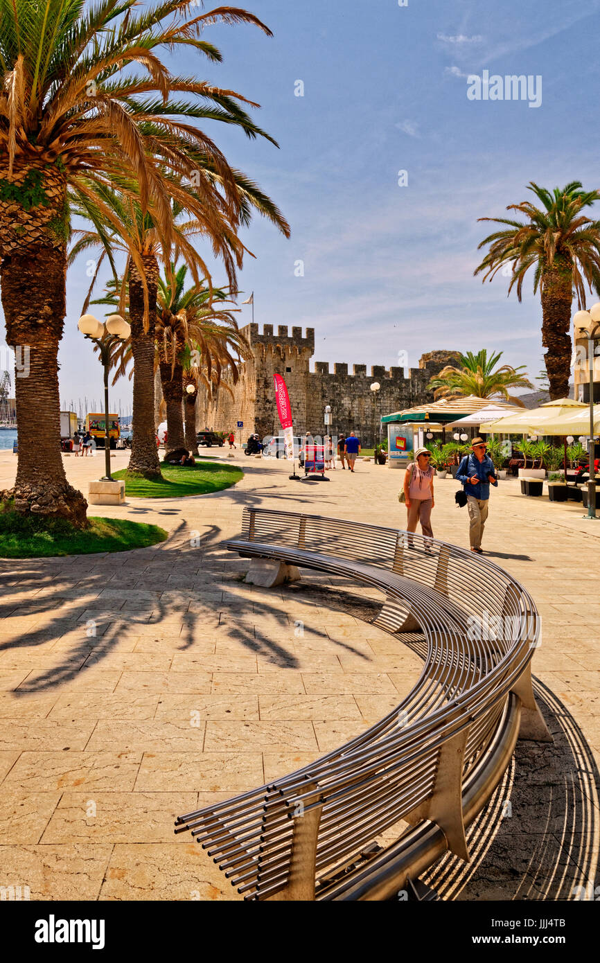 Burg und die Promenade an der Uferpromenade in der Altstadt von Trogir, Kroatien. Stockfoto