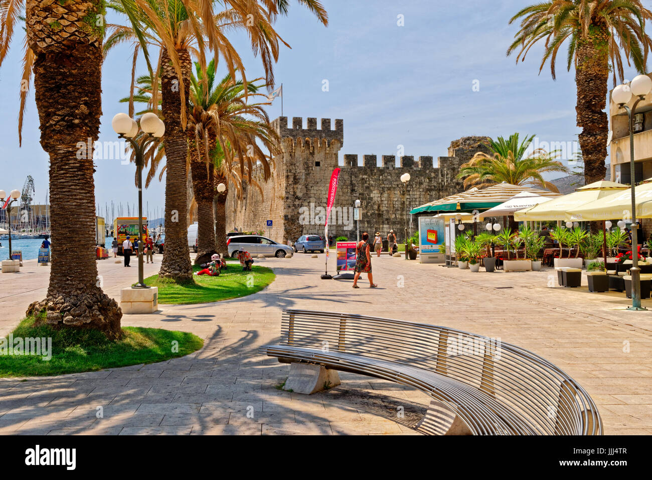 Burg und die Promenade an der Uferpromenade in der Altstadt von Trogir, Kroatien. Stockfoto