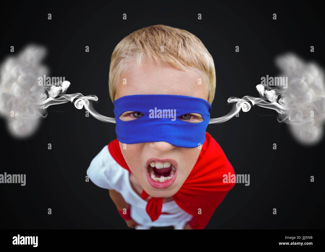 Wut-junge gekleidet wie Superheld mit Dampf auf die Ohren. Schwarzem Hintergrund Stockfoto