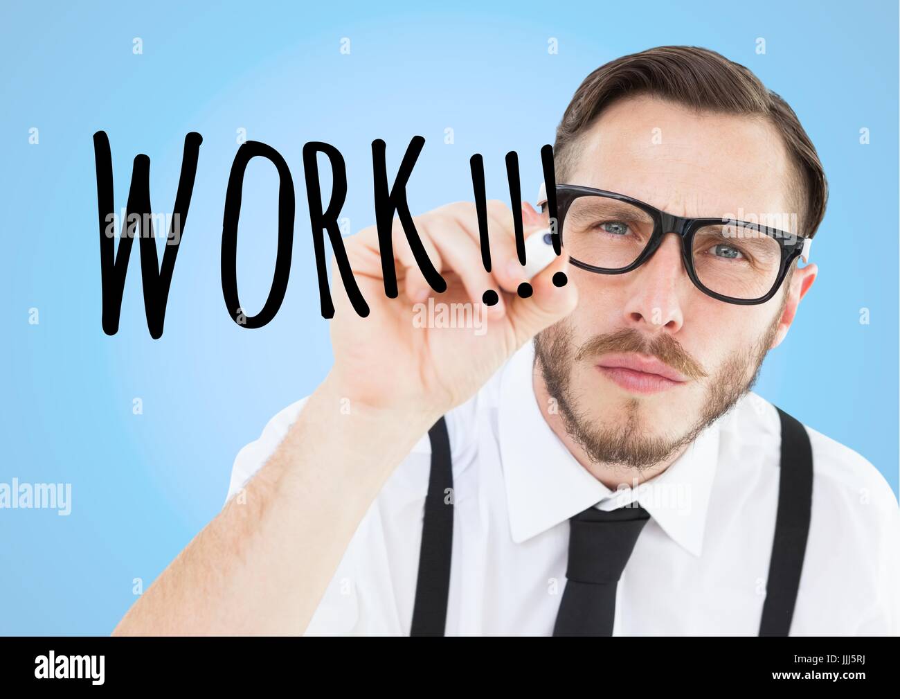 Arbeit in Pfeil zeichnen, indem junge Geschäftsmann Konzentrat Stockfoto