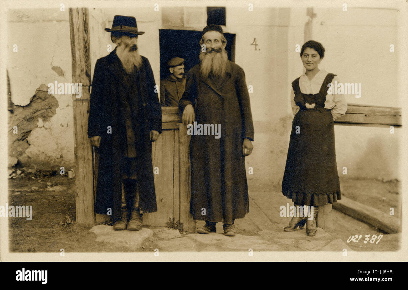 Szene aus jüdischen Lebens, 1914-1918 zwei religiöse Männer, ein Mädchen und ein Soldat im Hintergrund. Stockfoto