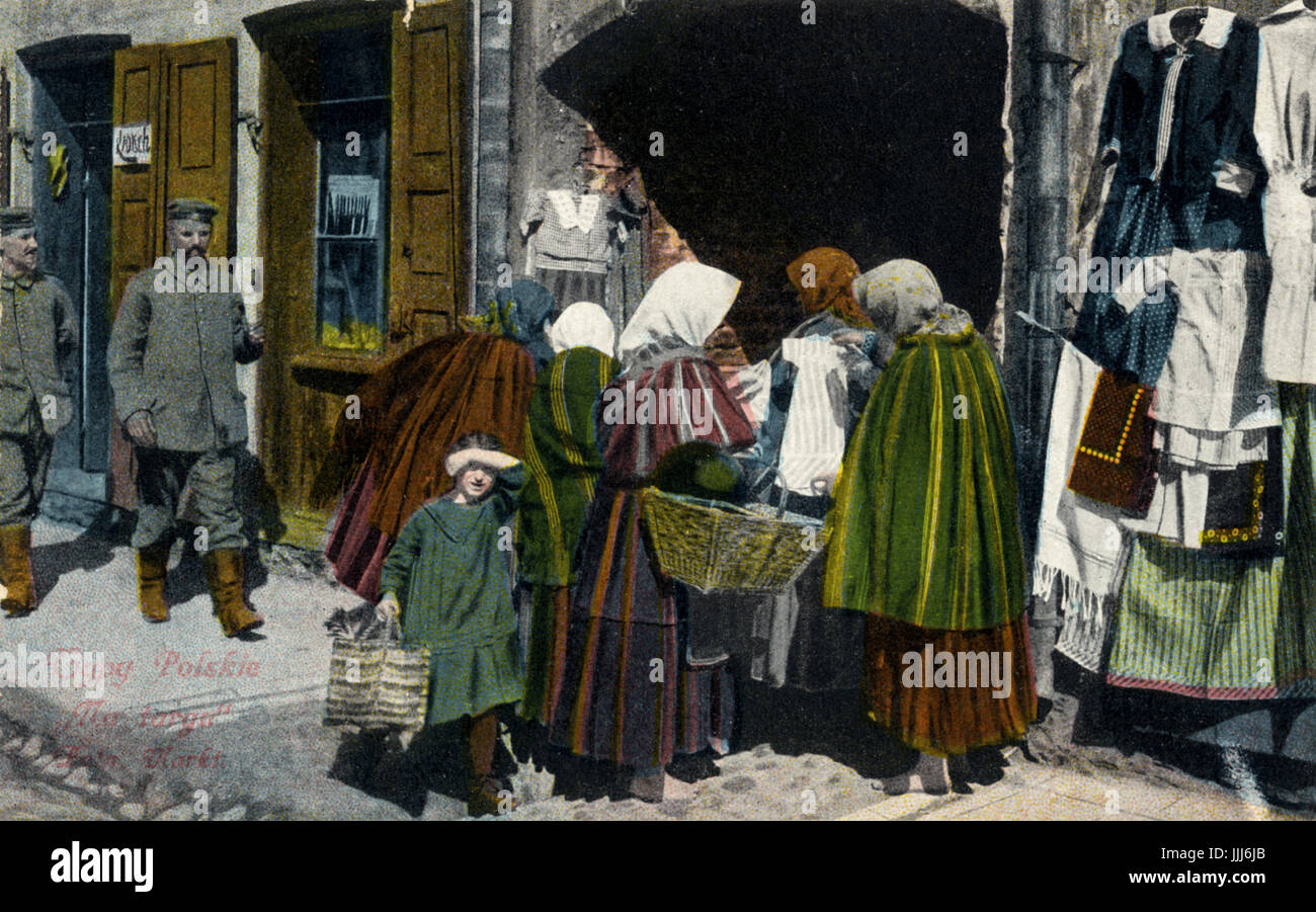 Jüdische Frauen in ein Bekleidungsgeschäft in Polen 1918 einkaufen. Tragen von Kopftüchern und Umhänge. Lote. Bildunterschrift lautet: Polnisch Typen Stockfoto