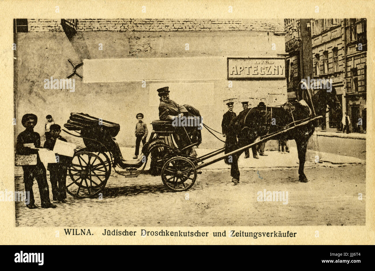 Jüdische Zeitungen Verkäufer und Pferdekutsche in Wilna. Postkarte-Quelle Stockfoto