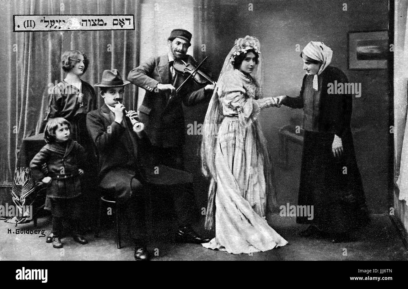 Die micva / Mitzva Tanz. Hochzeitsszene mit Braut und Braut Mutter und zwei Klezmer-Spieler (Geige Spieler und Klarinettist) gestellt. Postkarte aus Warschau. Verlag Jehudia. Stockfoto