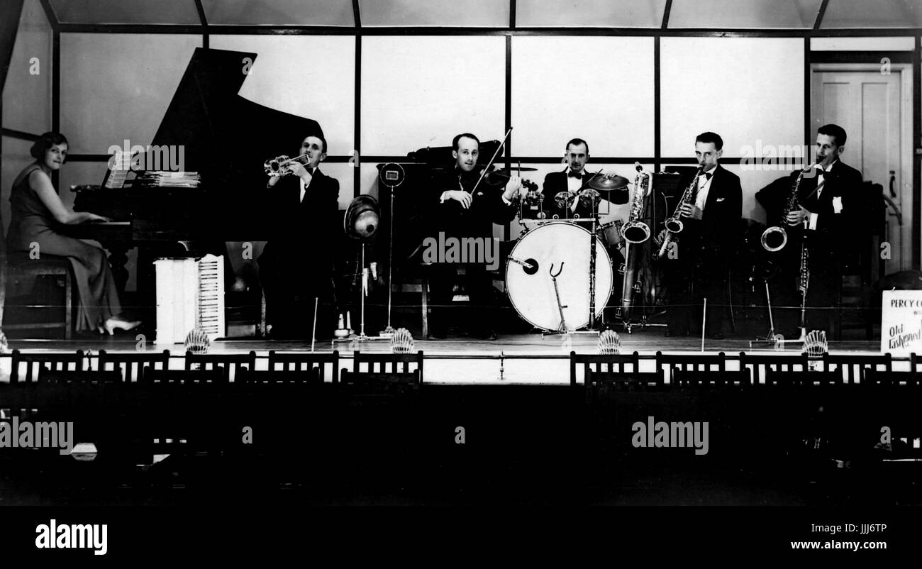 Cohen und sein Orchester Caister Holiday Camp - Großbritannien. Sechs-köpfigen Orchester auf der Bühne mit ihren Instrumenten, ca. 1930er Jahre. Stockfoto