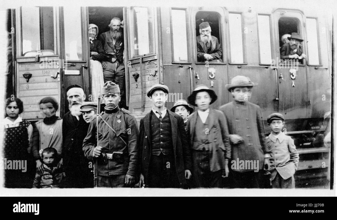 Jüdischen evakuierten (von der russischen Front?) mit dem Zug reisen. Bildunterschrift lautet "Evakuovdni". Stockfoto