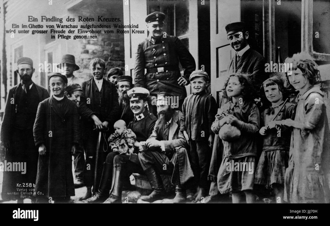 Roten Kreuzes besuchen Warschauer Ghetto im zweiten Weltkrieg.  Einer der Offiziere des Roten Kreuzes hält kleine Baby. Stockfoto