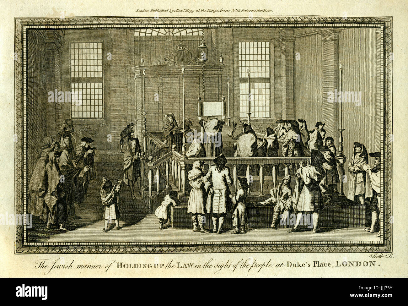 Herzogss Ort der großen Synagoge London gebaut c. 1690.  Rabbi mit einem Gebet Schal über den Kopf hebt die Tora-Rolle mit jüdischen Männer in der Gemeinde herumstehen. Kappe liest: die jüdische Weise hält das Gesetz in den Augen der Menschen am Ort des Herzogs, London. Stockfoto