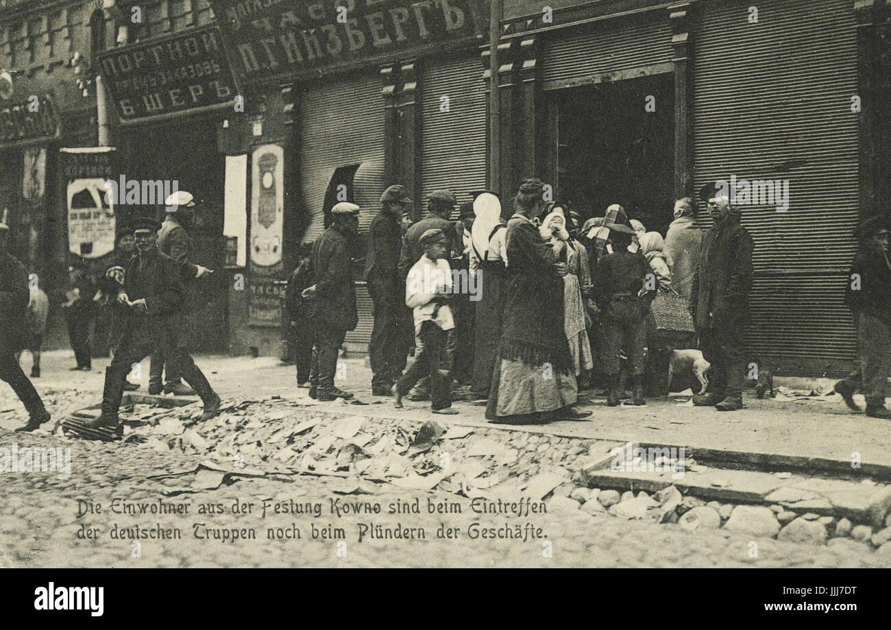 Weltkrieg I. Bildunterschrift lautet: die Bewohner der Festung Kowno stehlen aus der jüdischen Geschäfte, Besitz, nachdem die deutschen Truppen eingedrungen sind. Stockfoto